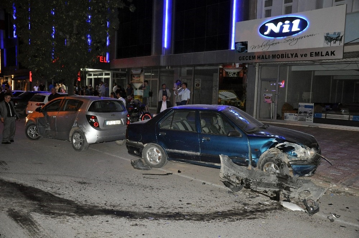 198 Promil Alkolle Direksiyona Geçti, Park Halindeki 6 Aracı Biçti