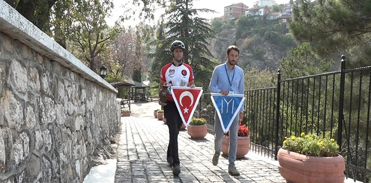 32 Kilometrelik Yolu Bisikletleriyle Giderek Kutsal Toprakları Yerlerine Ulaştırdılar