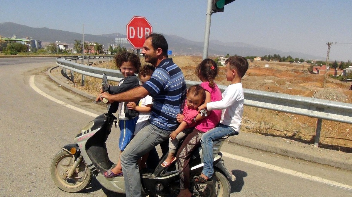 6 Kişilik Ailenin Motosikletle Tehlikeli Yolculuğu
