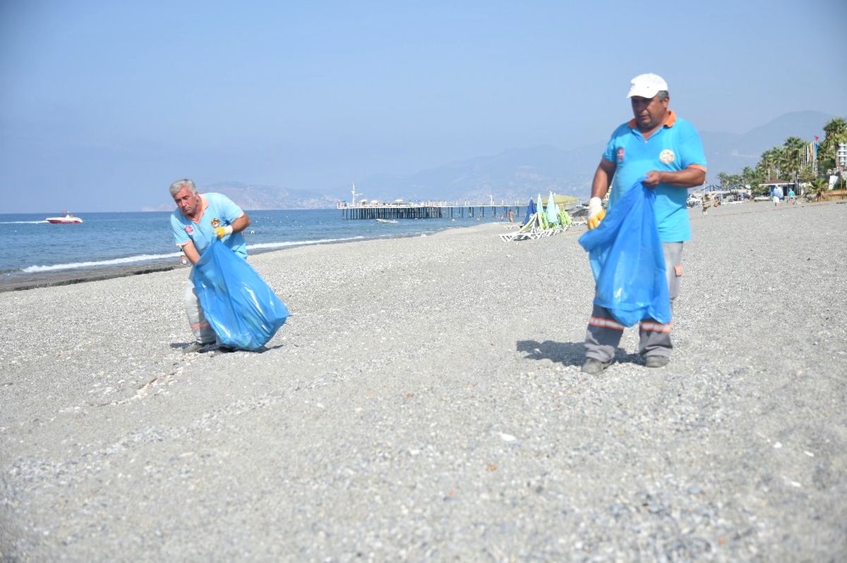 Alanya\'da Sahiller Temizleniyor