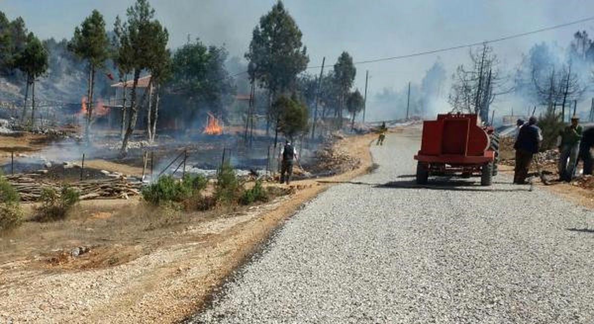 Bahçedeki Yangın Ormana Sıçradı: 10 Evde Hasar Oluştu