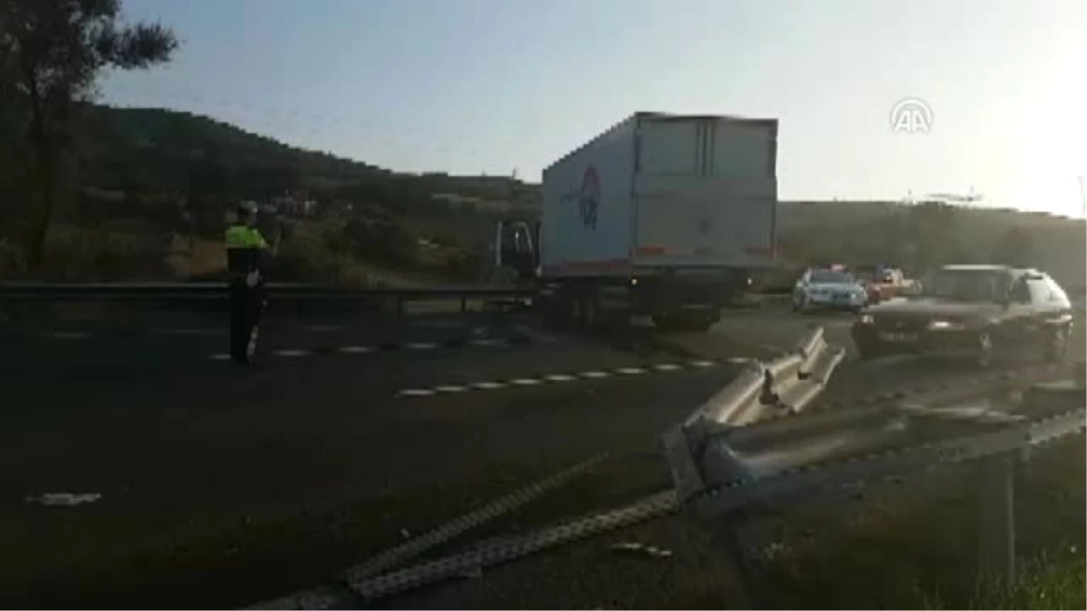 Bariyerleri Aşan Kamyon Karşı Şeritteki Yolcu Otobüsüne Çarptı