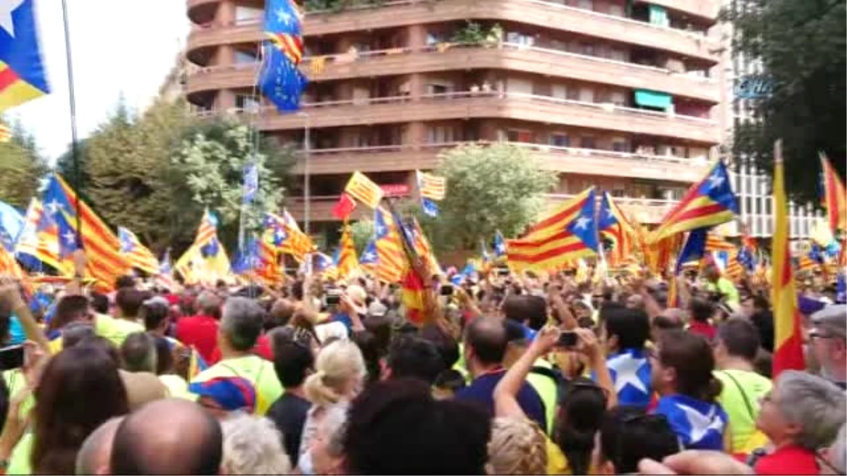 Binlerce Katalan Bağımsızlık İçin Yürüdü
