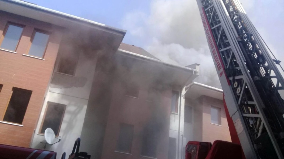 Edirnekapı\'da Fetö\'cülerin Eski Yurt Binasında Yangın Çıktı
