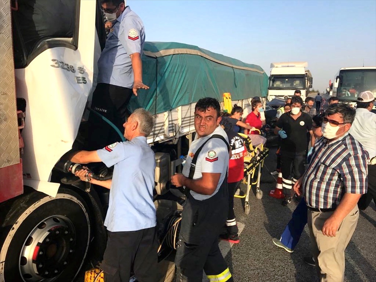 Eskişehir\'de Anız Yangını Zincirleme Kazaya Neden Oldu