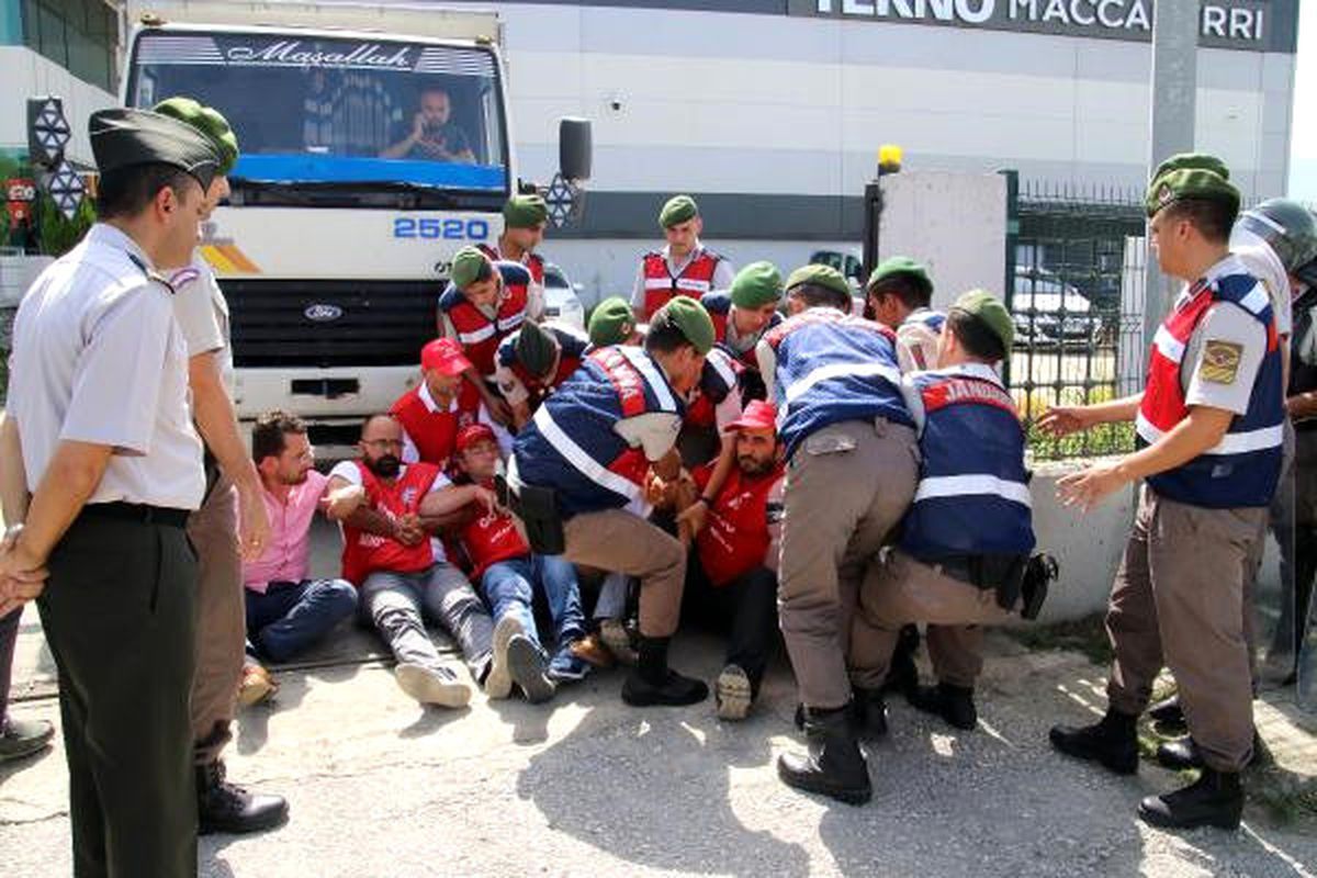 Fabrika Girişini Kapatan Grevdeki İşçilere Jandarma Müdahalesi