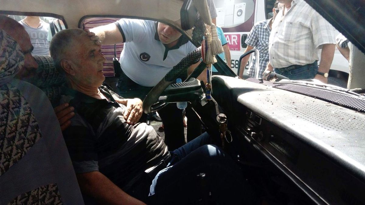 Freni Boşalan Otomobil Elektrik Direğine Çarptı: 3 Yaralı