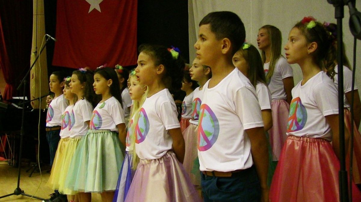 Göçmen Çocuklar 3 Ay Çalıştılar, 10 Dilde Şarkı Söylediler