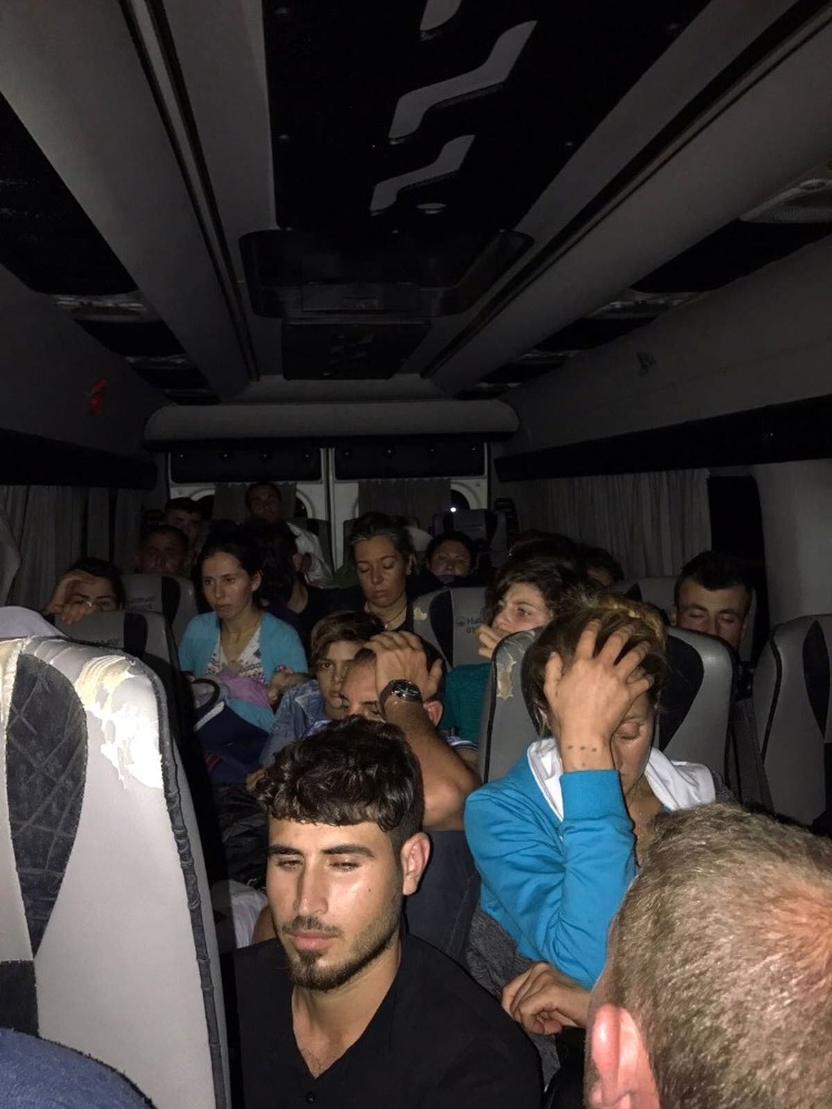 İnsan Kaçakçısı Minibüsüyle Polise Çarptı