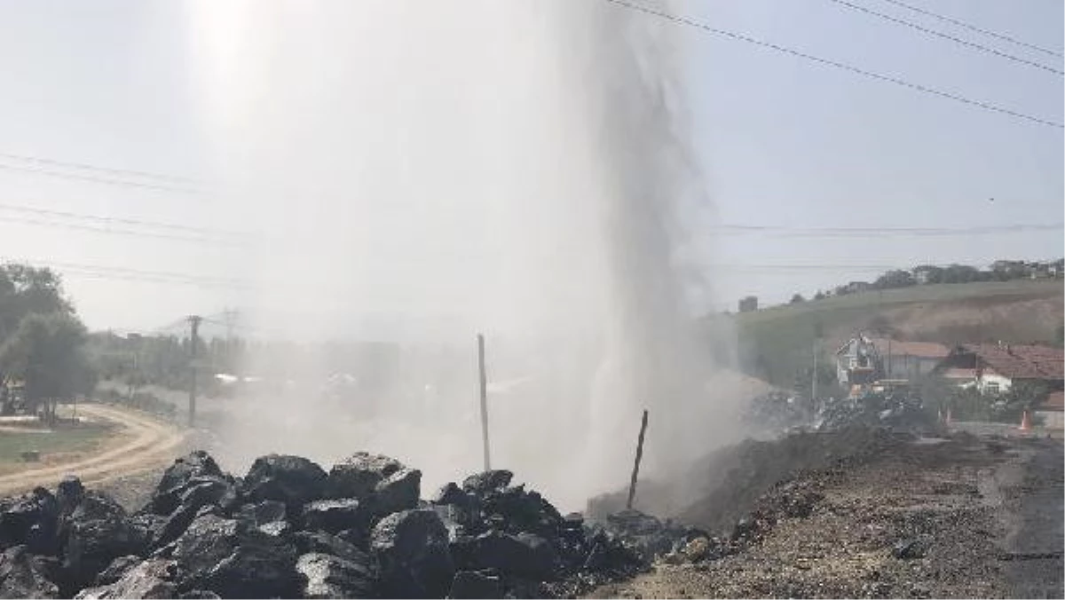 İş Makinesi İsale Hattını Patlattı; Su 30 Metreye Yükseldi