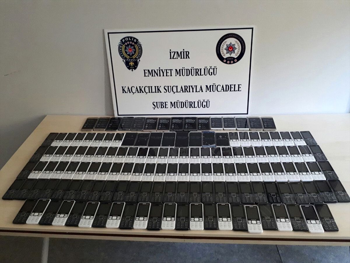 İzmir\'de Cep Telefonu Kaçakçılığı