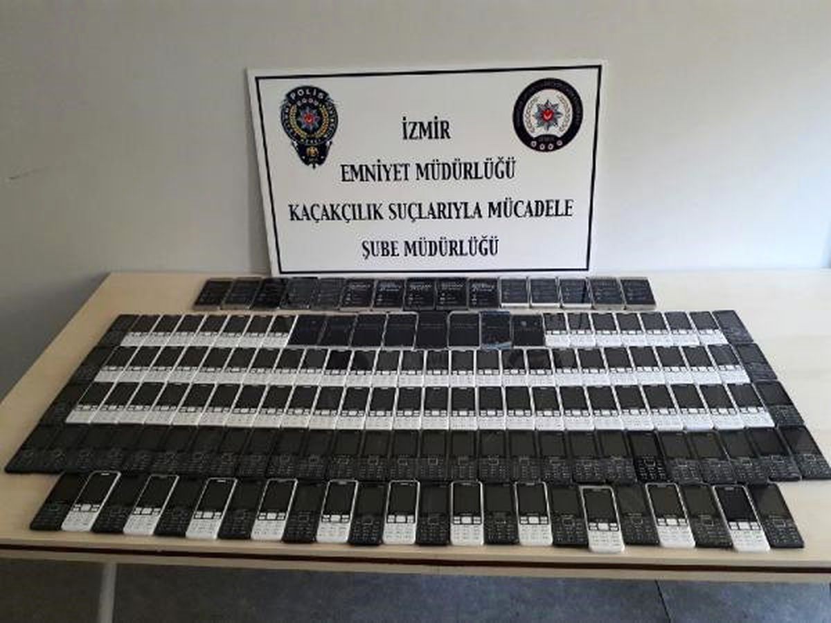 İzmir\'de Gümrük Kaçağı 143 Cep Telefonu Ele Geçirildi