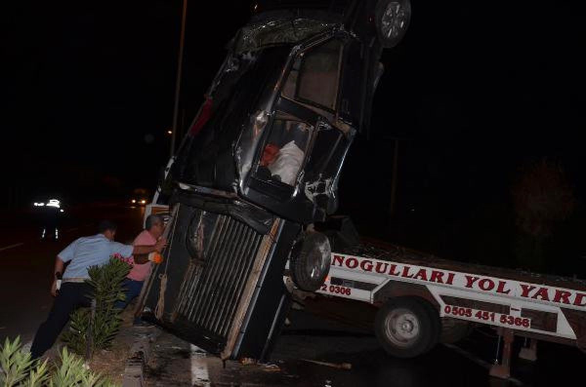 Kamyonet Orta Refüje Çarpıp Devrildi: 5 Yaralı