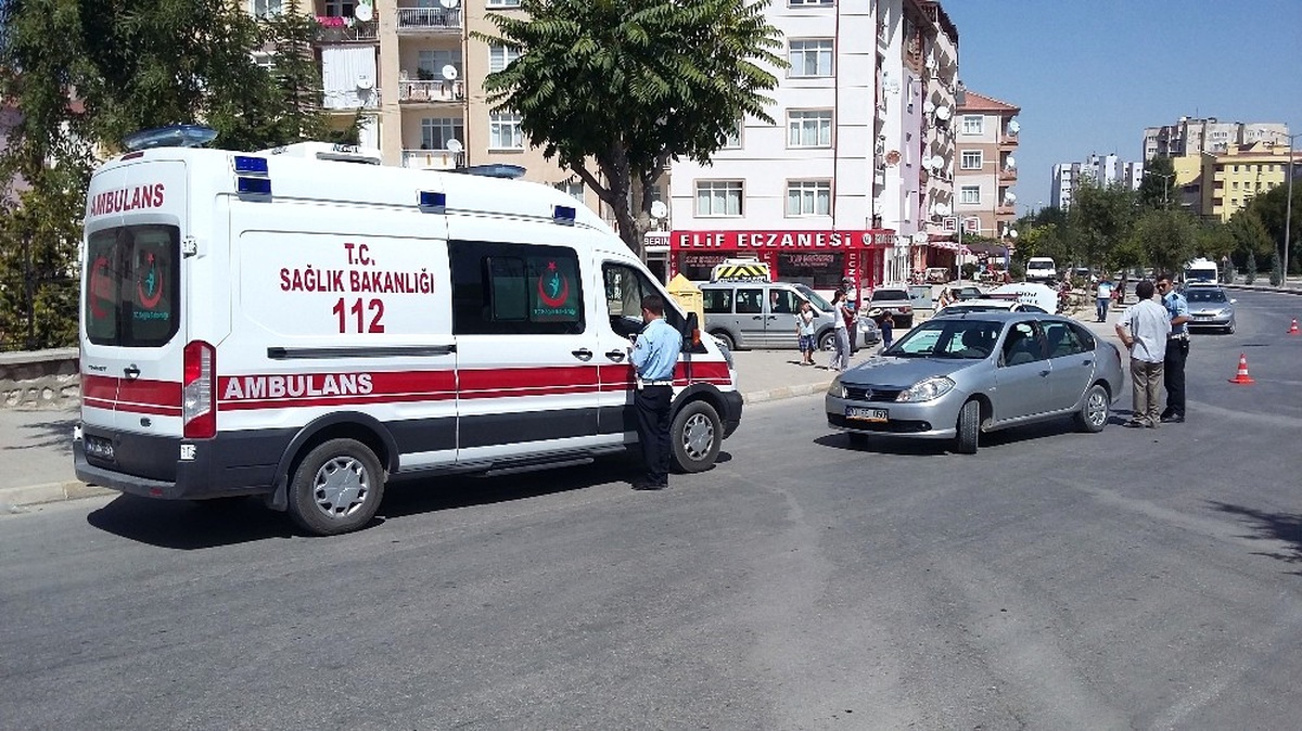 Karaman\'da Otomobilin Çarptığı Yaşlı Kadın Yaralandı