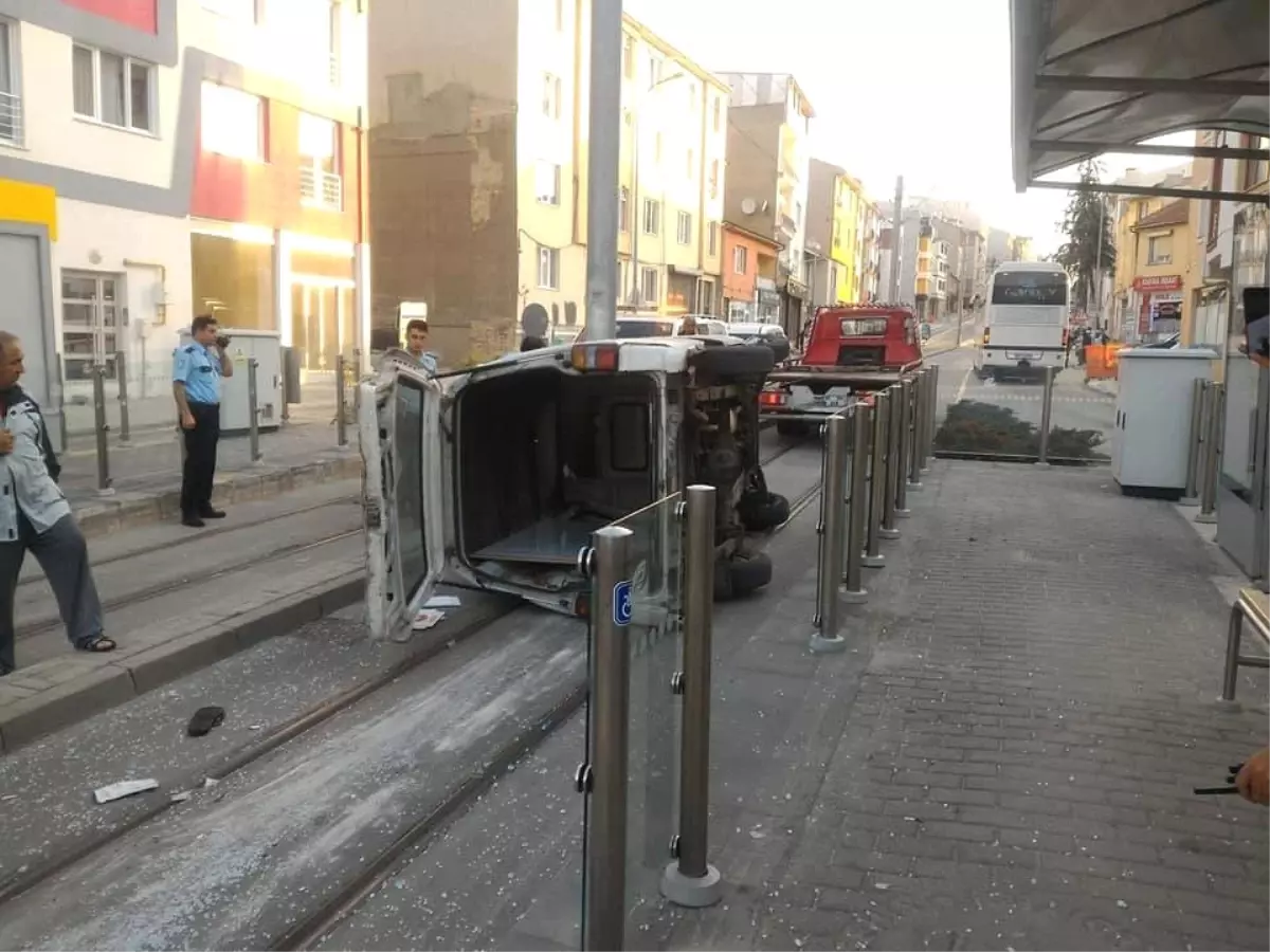 Kontrolden Çıkan Araç Tramvay Durağına Daldı