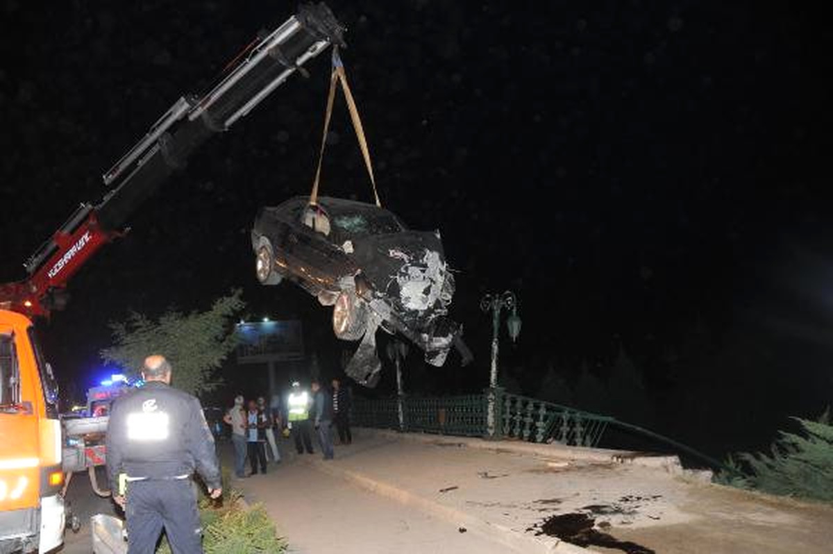 Köprü Korkuluklarına Çarpan Otomobilin Sürücüsü Öldü
