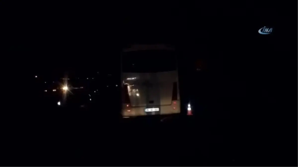 Manisa\'da Minibüs Tıra Arkadan Çarptı; 16 Yaralı