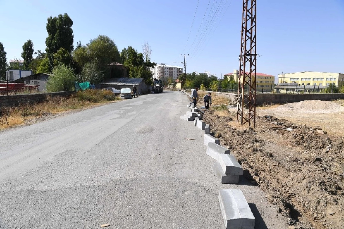 Muş Belediyesinden Yol ve Kaldırım Çalışması