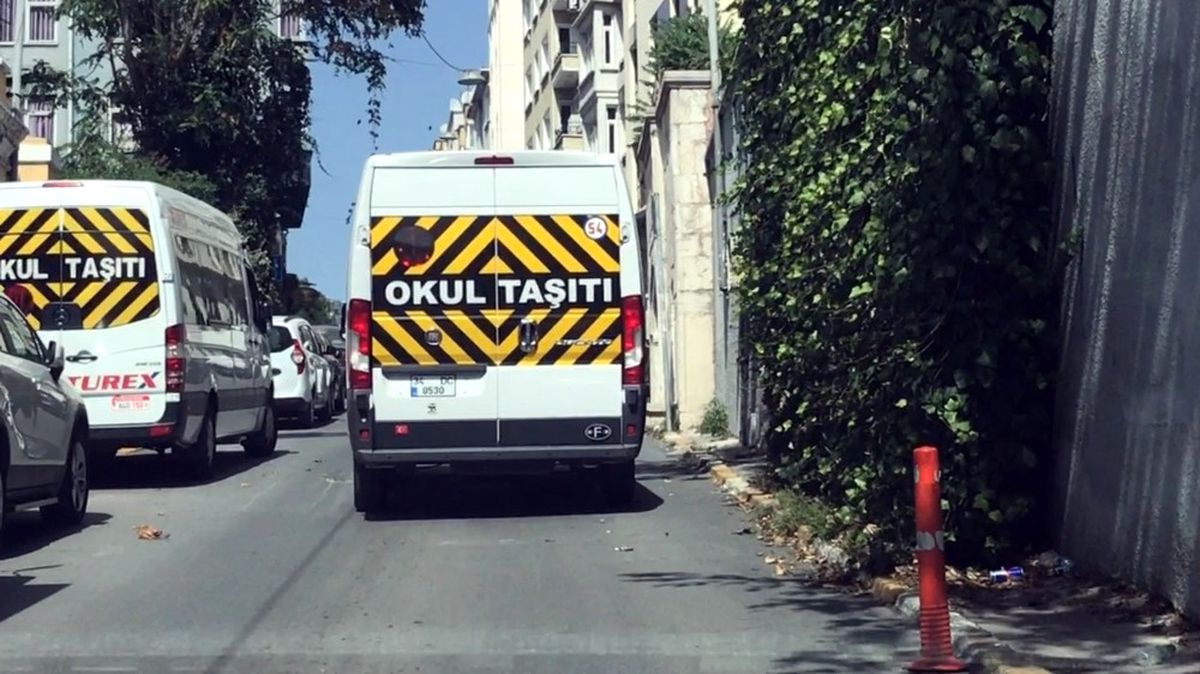 Okul Servisinde Uyuyakalan Çocuk Servis Şoförü Tarafından Dışarı Çıkartıldı