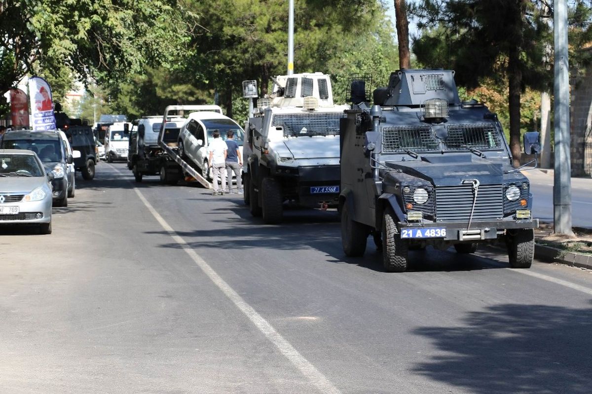 Polis Zırhlı Aracı Sivil Araçla Çarpıştı
