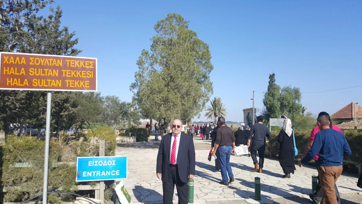 Prof. Dr. Bayram Altan Güney Kıbrısta \'Hala Sultan\'ı Ziyaret Etti