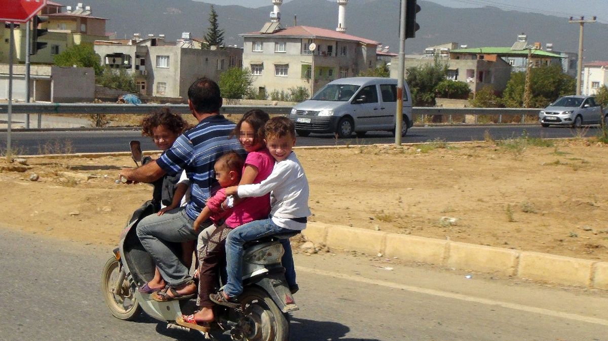 Seyir Halindeki Motosiklette 6 Kişi !