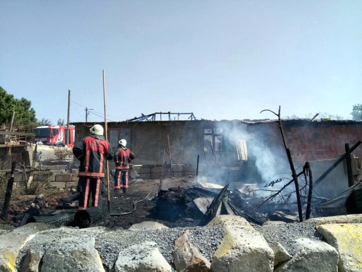 Sultanbeyli\'de Çocukların Ateşle Oyunu 3 Evi Yaktı