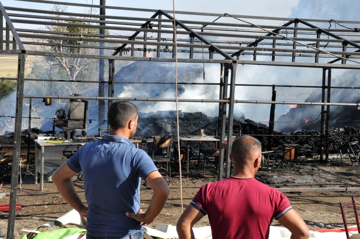 Taziye Evinde Yangın: Çadır Küle Döndü, 100 Ton Ot Yandı