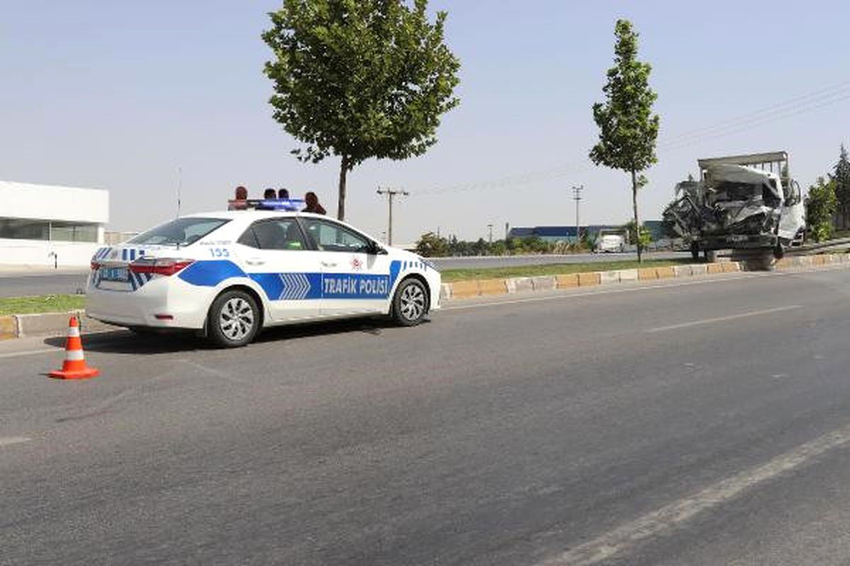 Tır\'a Çarpan Kamyonetin Sürücüsü Yaralandı
