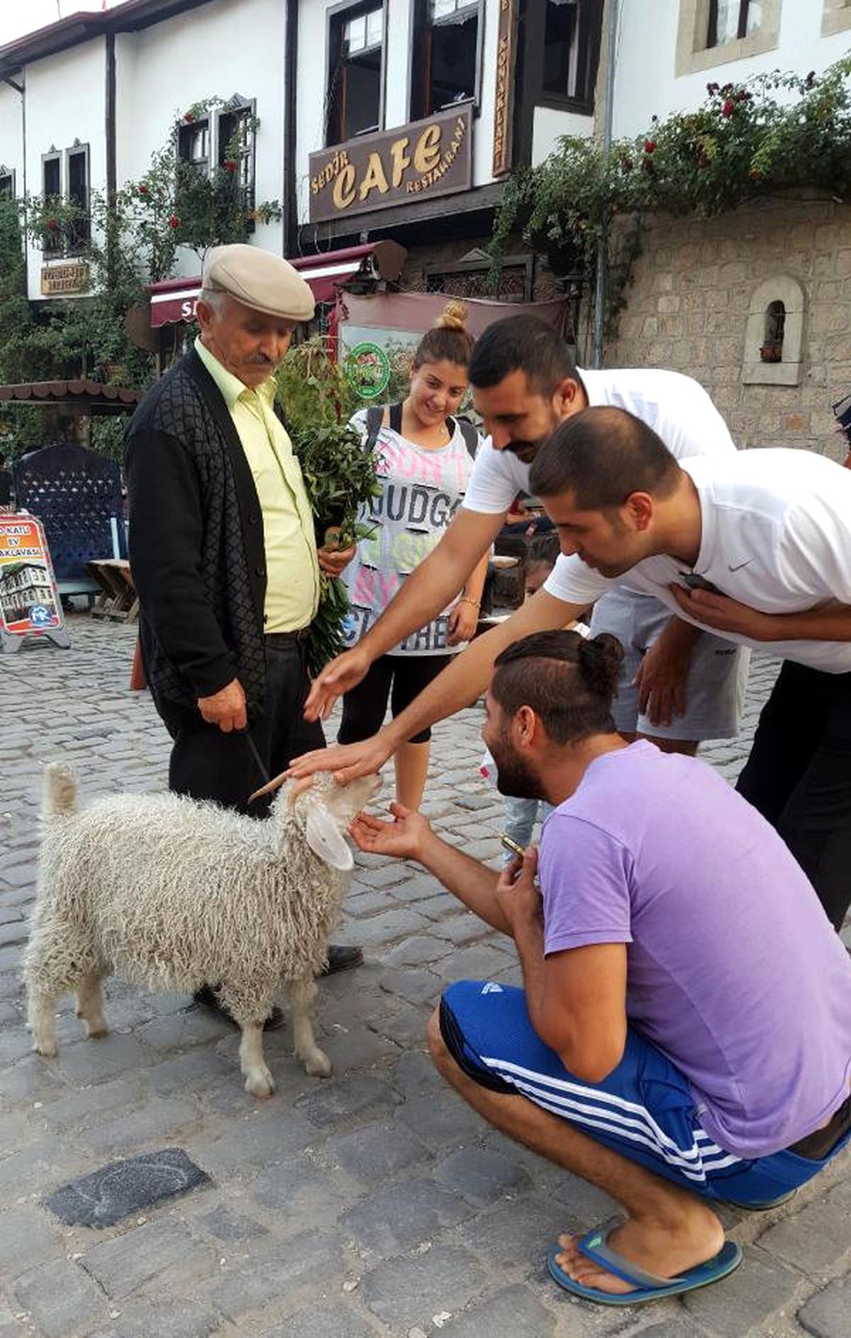 Torununun Adını Verdiği Oğlağı Yanından Ayırmıyor