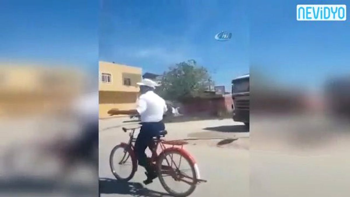 Trafikteki Dinlediği Müziğe Kendini Kaptıran Bisikletli