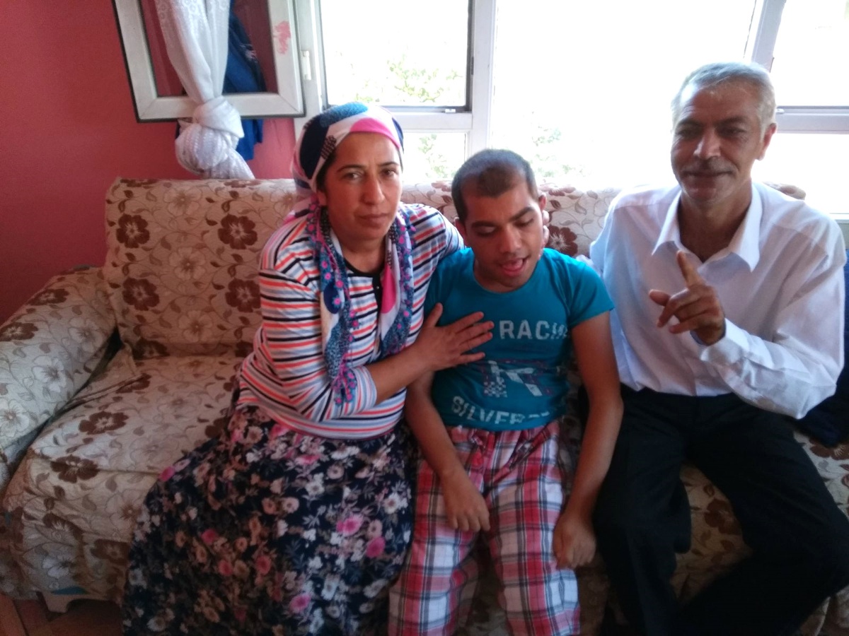 Zihinsel ve Fiziksel Engelli Ali Boy, Tekerlekli Sandalye Ve Yardım Bekliyor