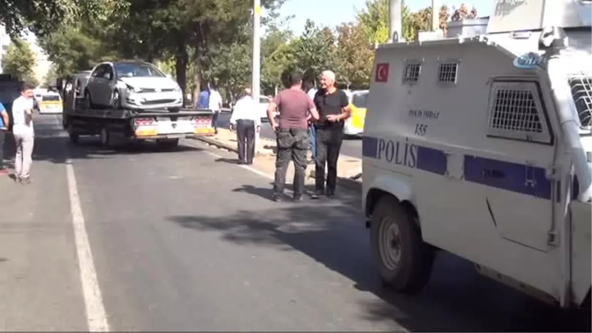 Zırhlı Polis Aracı Sivil Araçla Çarpıştı