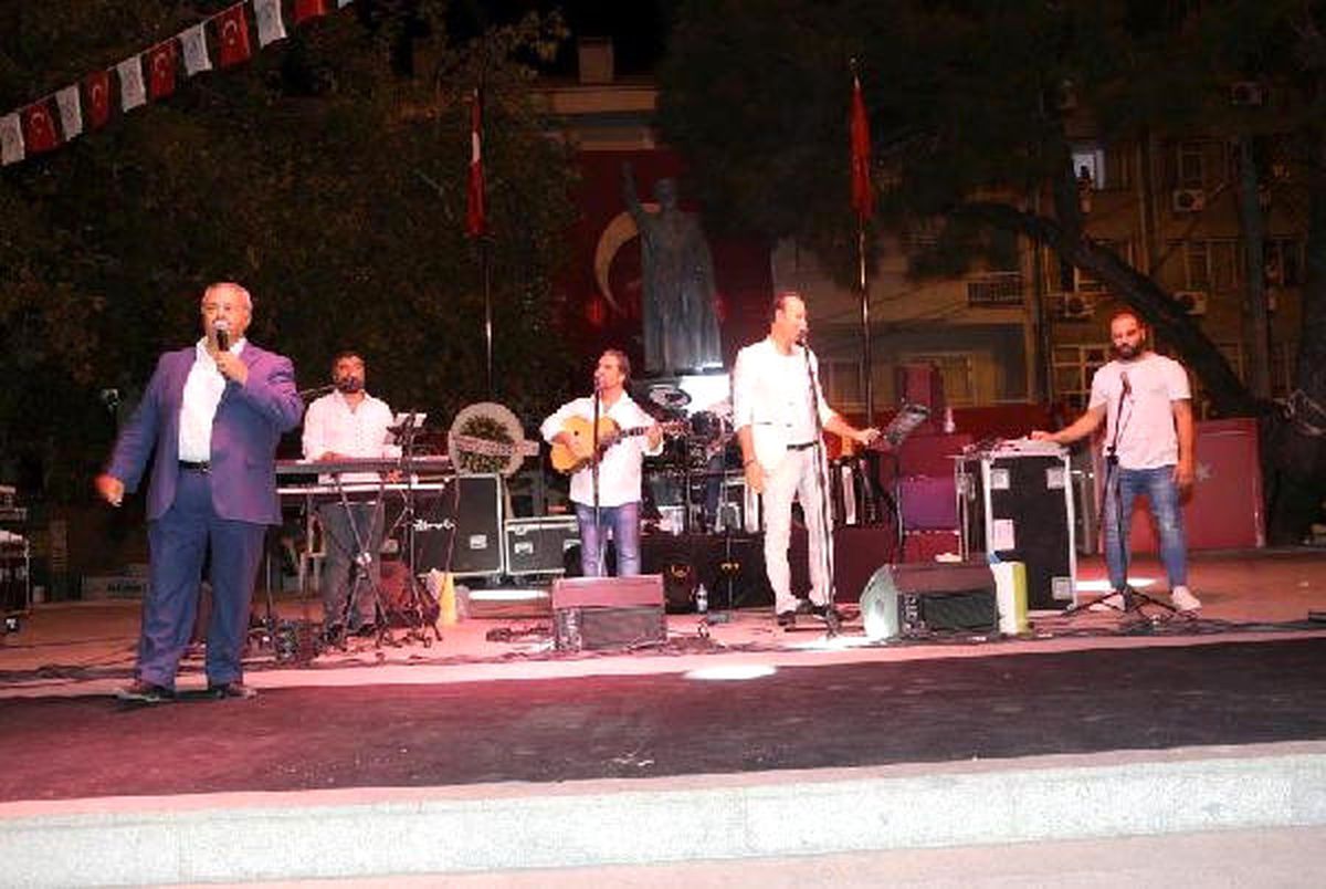 Ak Partili Uysal\'dan \'İzmir Marşı\' ile Kapanış