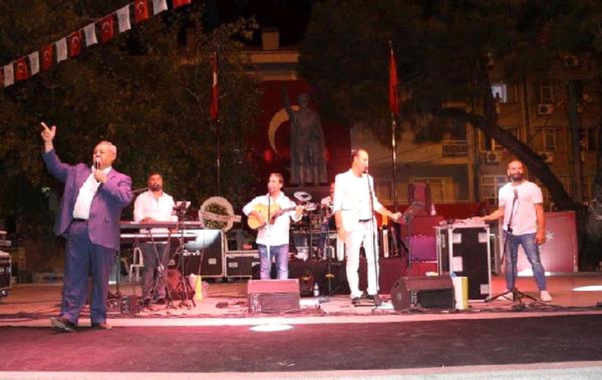 Ak Partili Uysal\'dan \'İzmir Marşı\' ile Kapanış