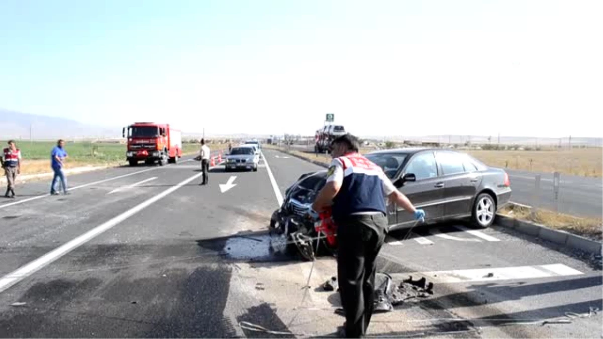 Aksaray\'da İki Otomobil Çarpıştı: 1 Ölü, 2 Yaralı