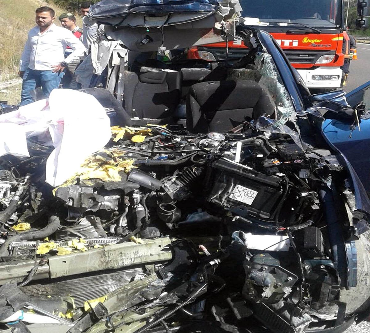 Ankara\'da Otomobil Tıra Çarptı: 5 Ölü
