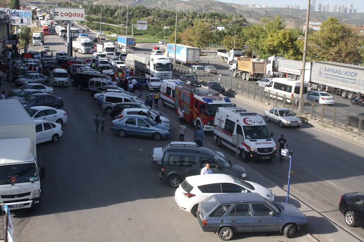 Ankara\'da Trafik Kazası: 5 Yaralı