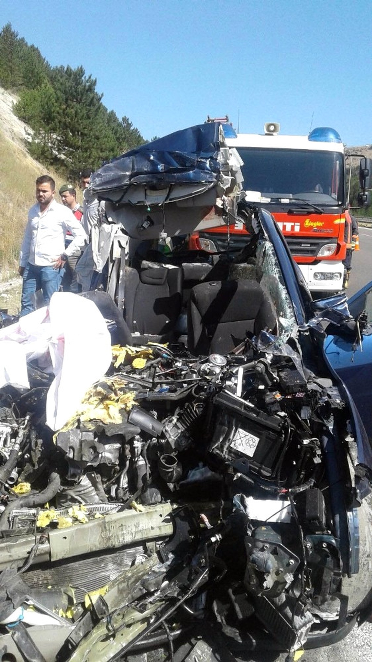 Ankara-İstanbul Karayolunda Otomobil Tıra Çarptı: 5 Ölü