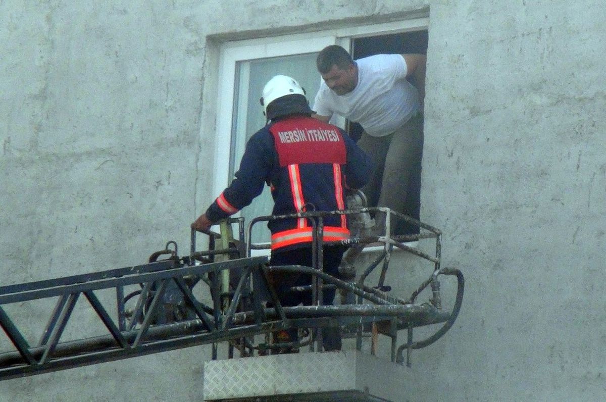 Apartmanın Zemin Katındaki Yangın Korkuttu