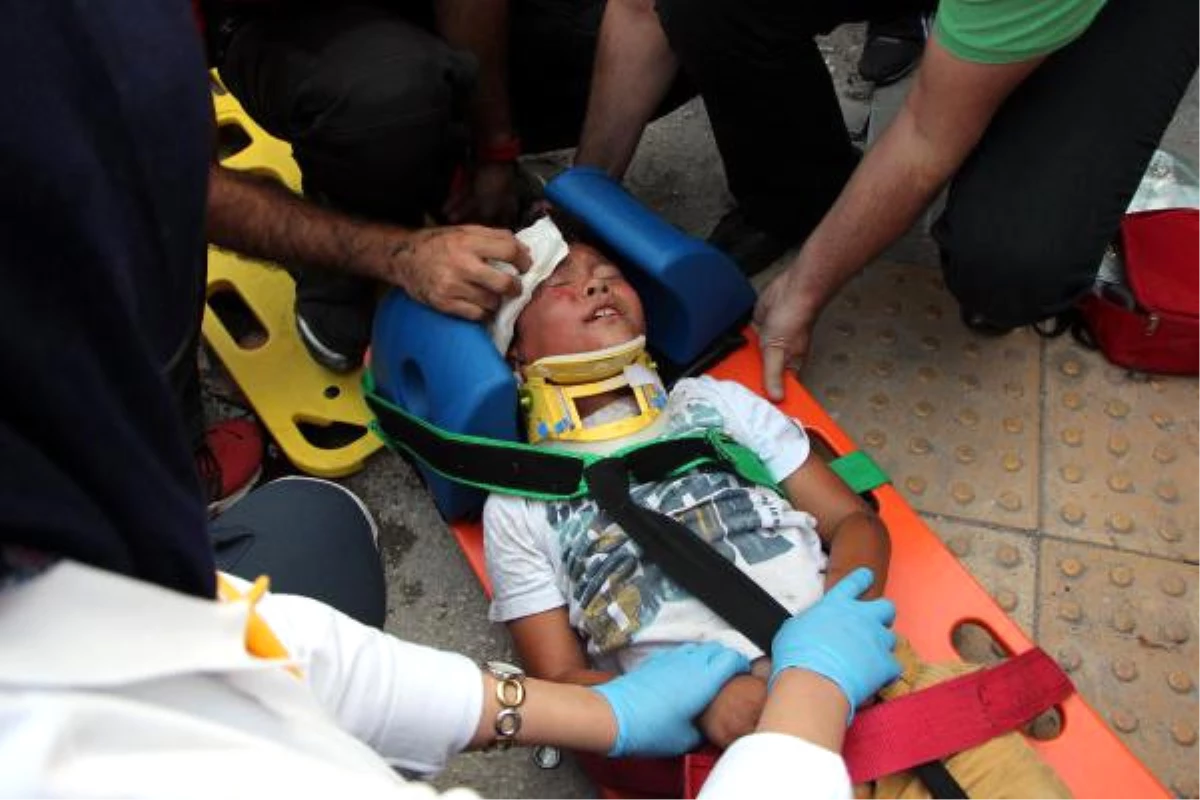 Bisikletle Merdivenden Yuvarlanan 2 Çocuk Yaralandı