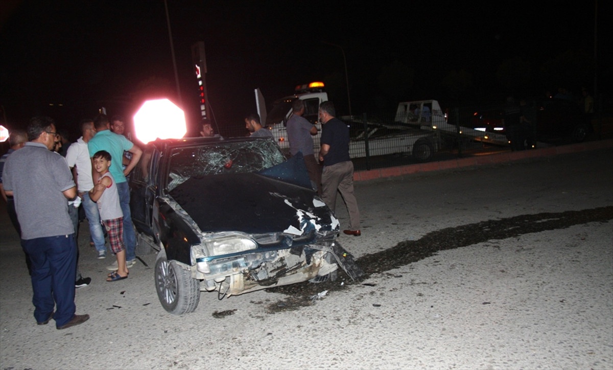 Boyabat\'ta Trafik Kazası: 3 Yaralı