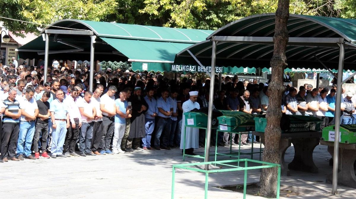 Cinayete Kurban Giden Genç Defnedildi