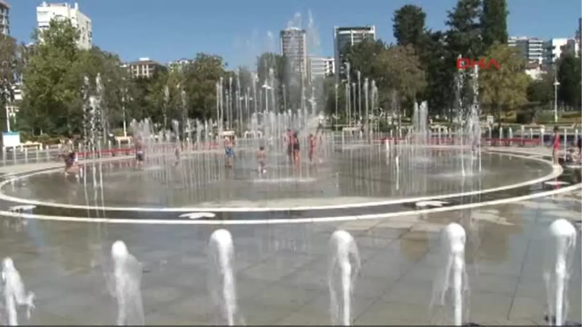 Çocukların Fıskiyeyle Serinleme Keyfi