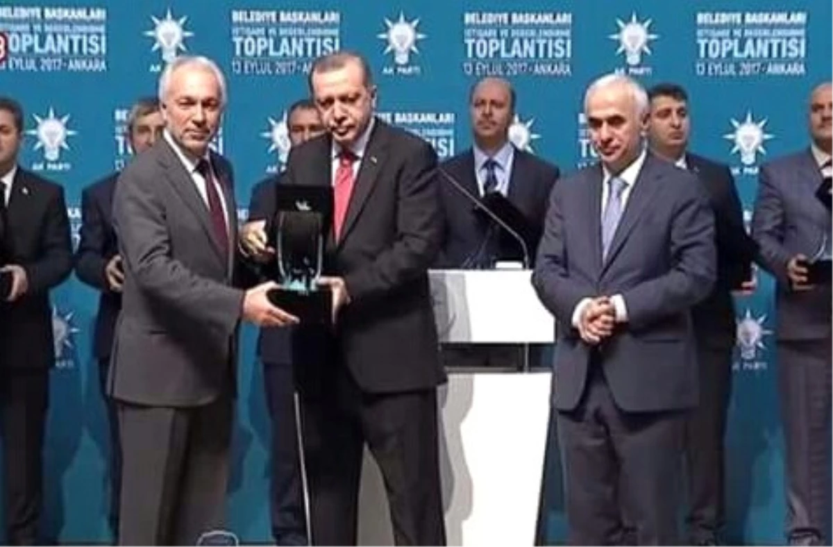 Cumhurbaşkanı Erdoğan\'dan, Belediye Başkanı Kamil Saraçoğlu\'na Ödül