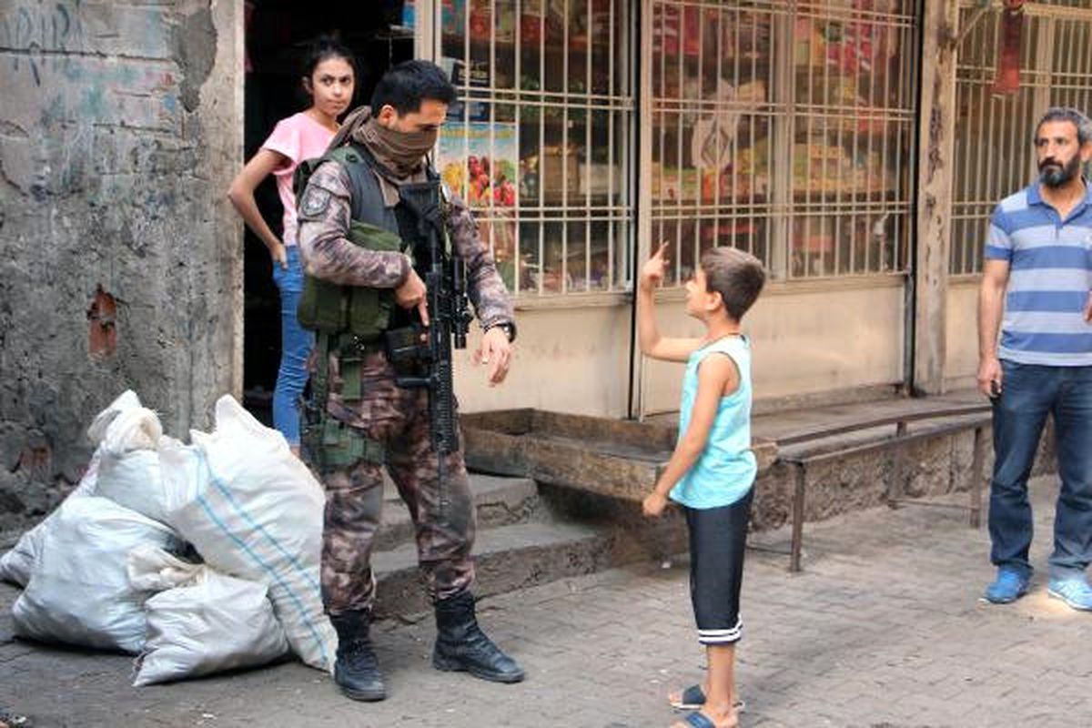 Diyarbakır\'da Evin Bahçesinde Patlama: 1 Kadın Ağır Yaralandı