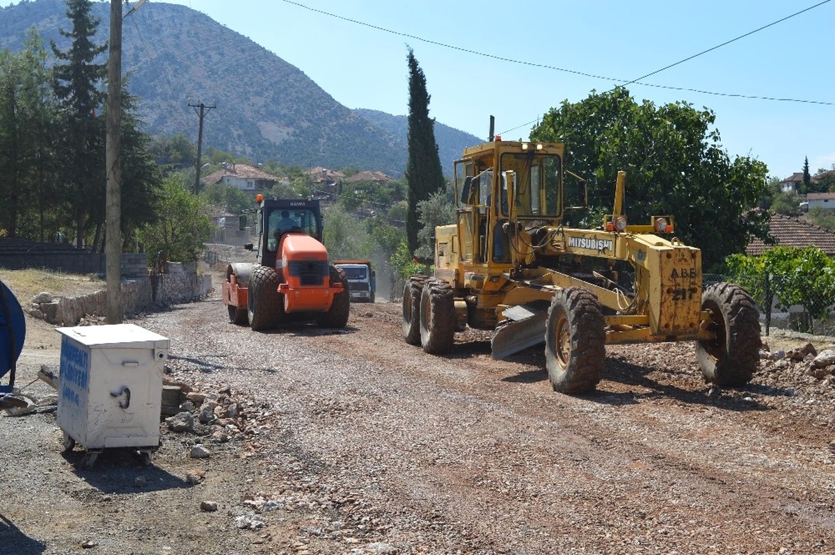 Döşemealtı Akkoç Yolu Asfalta Hazırlanıyor