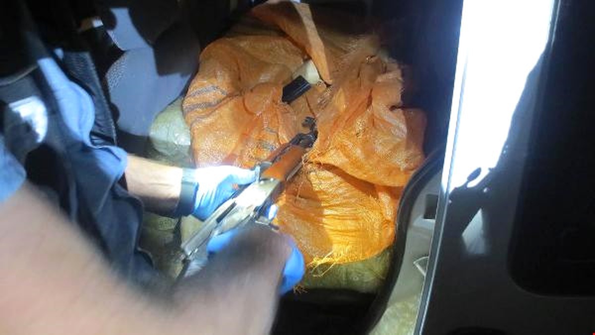 Durdurulan Araçta 703 Kilo Esrar ve Kalaşnikof Bulundu