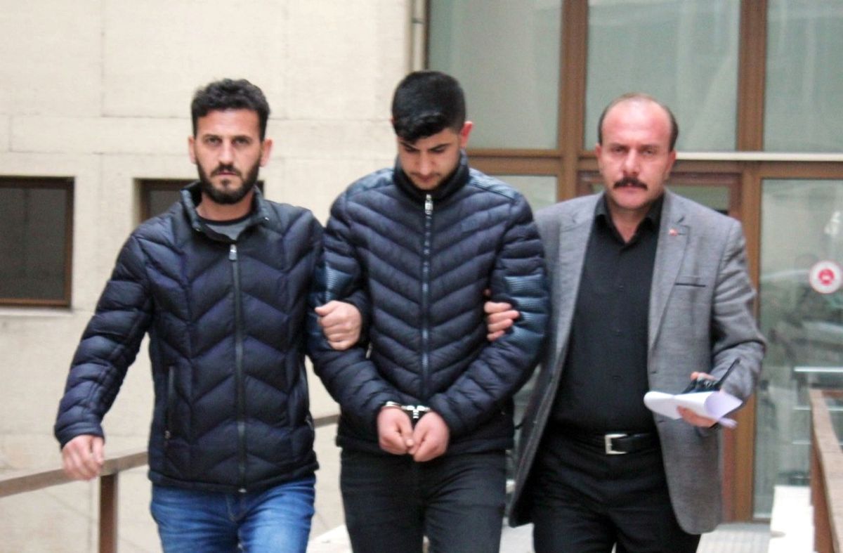 Eşini 12 Bıçak Darbesiyle Öldüren Genç Hakim Karşısında