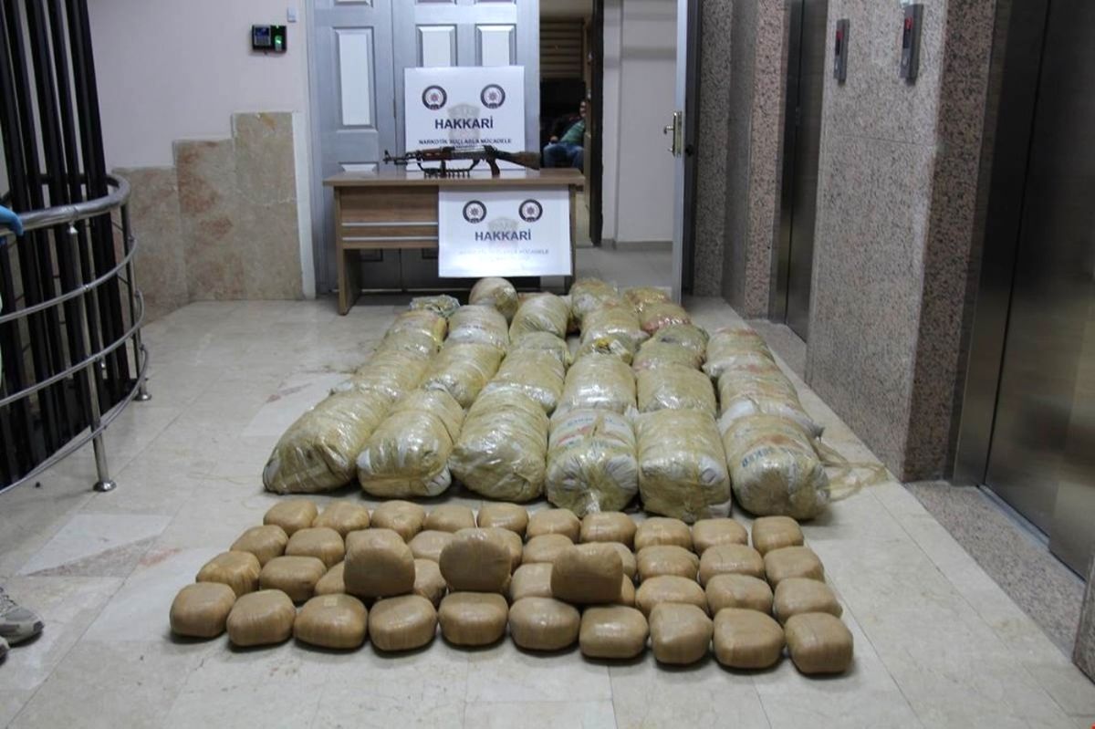 Hakkari\'de 703 Kilo 560 Gram Toz Esrar Ele Geçirildi